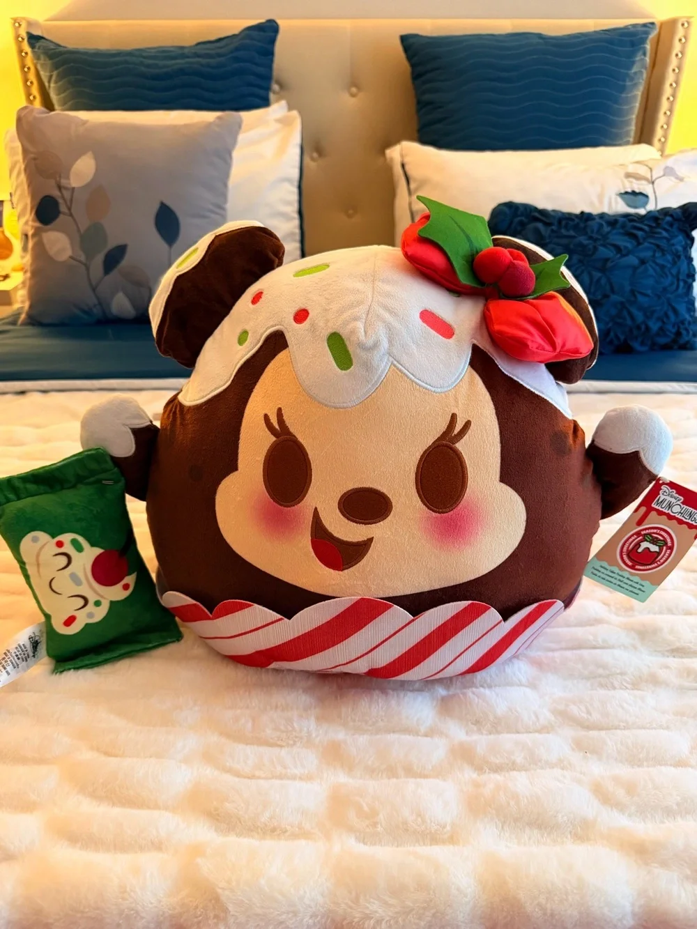 Minnie Mouse Holiday Toffee Pudding Disney munchlings plush Medium 15 3/4” New.